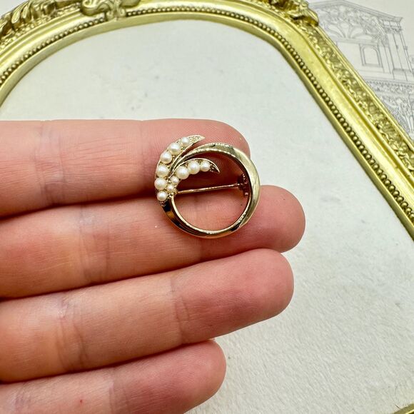 Vintage Jewelry Gold Tone Pearl Swirl Circle Brooch Pin - Picture 3 of 4
